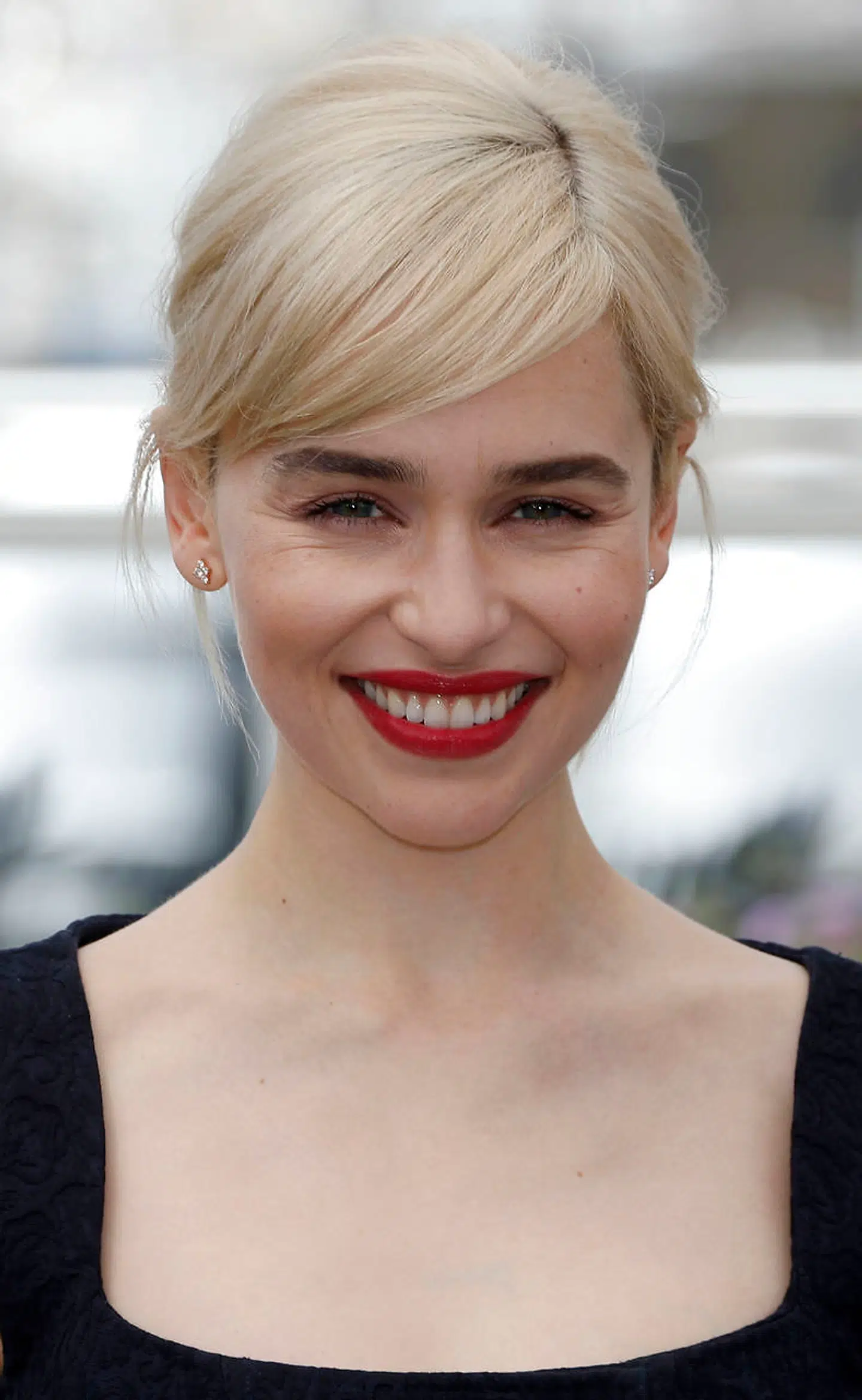 Emilia Clarke spiller Daenerys Targaryen. I serien har hun tre drager og står som et galiionsfigur for for den kvindelig styrke, og tilbedes som en gud.