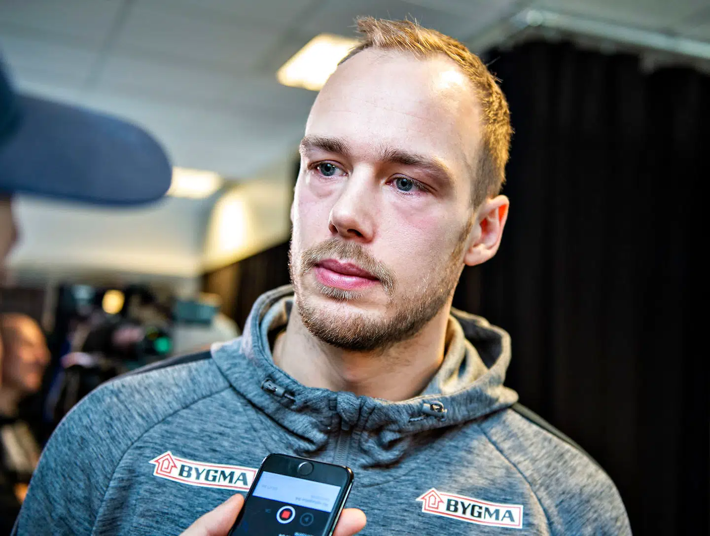 Henrik Toft dagen efter sin brors skade til et pressemøde.
