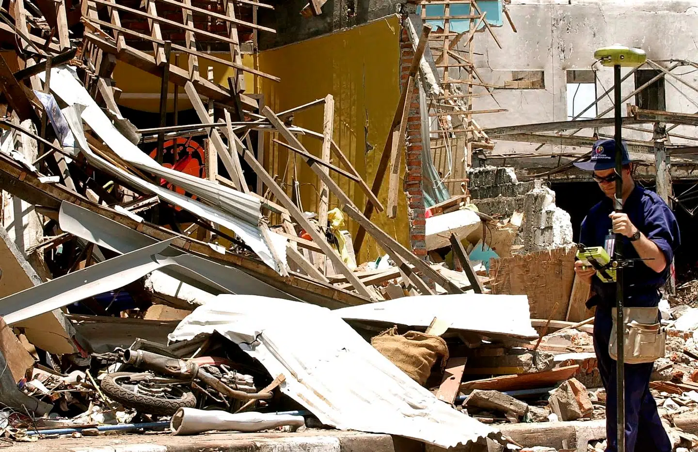 En australsk politimand indsamler data med en I-SITE-scanner foran den ødelagte Paddys Bar.