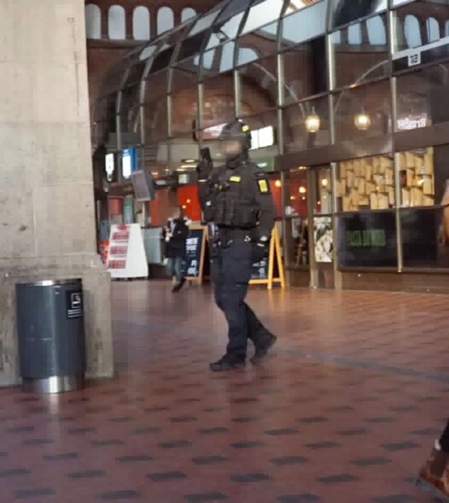 Kampklædt betjent på Hovedbanegården lørdag formiddag.