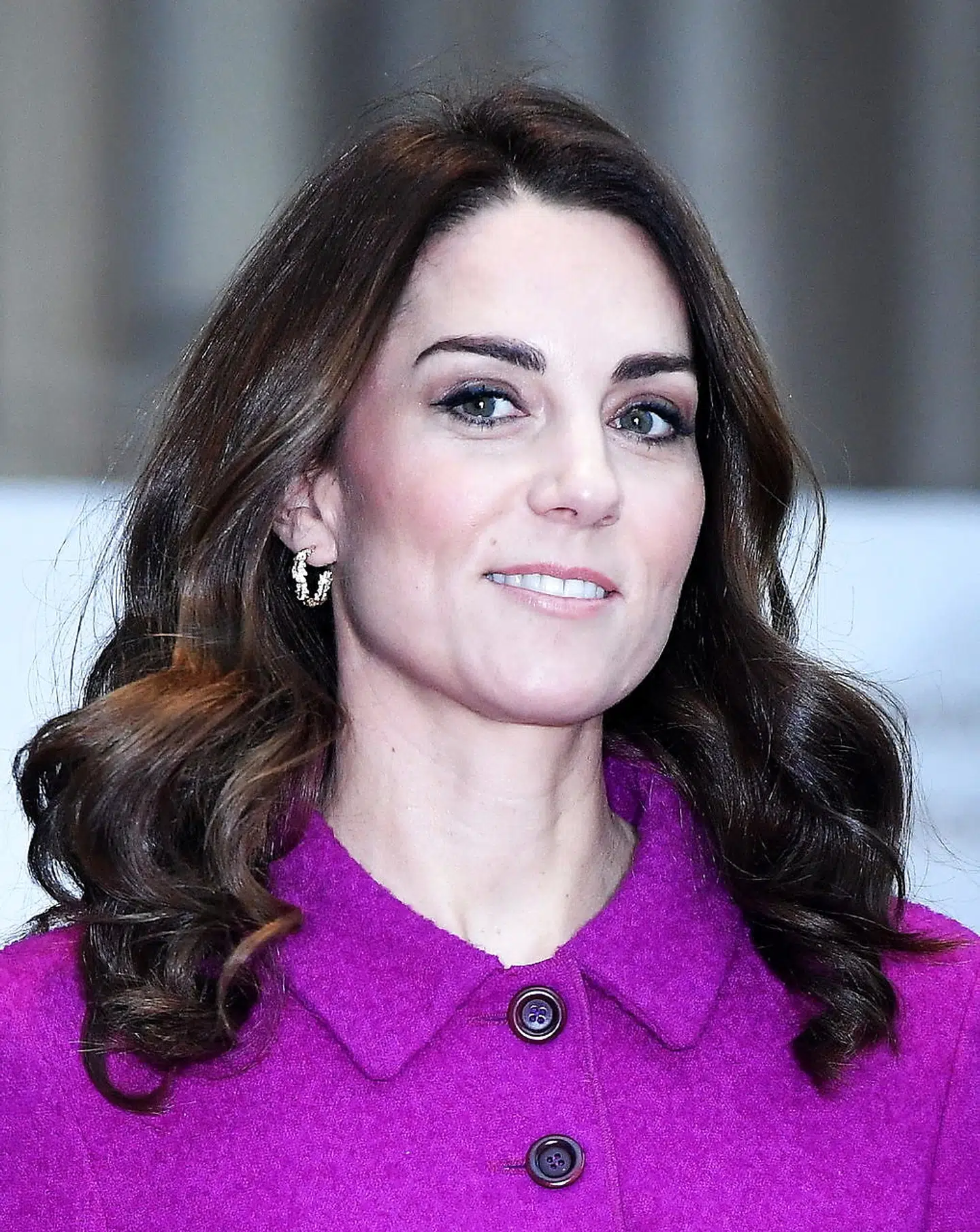 Hertuginde af Cambridge, Kate, ses her ved Royal Opera House i London. Hun har mellemlangt mørkt hår, som flere af de kvindelige medlemmer af både det danske og engelske kongehus har.