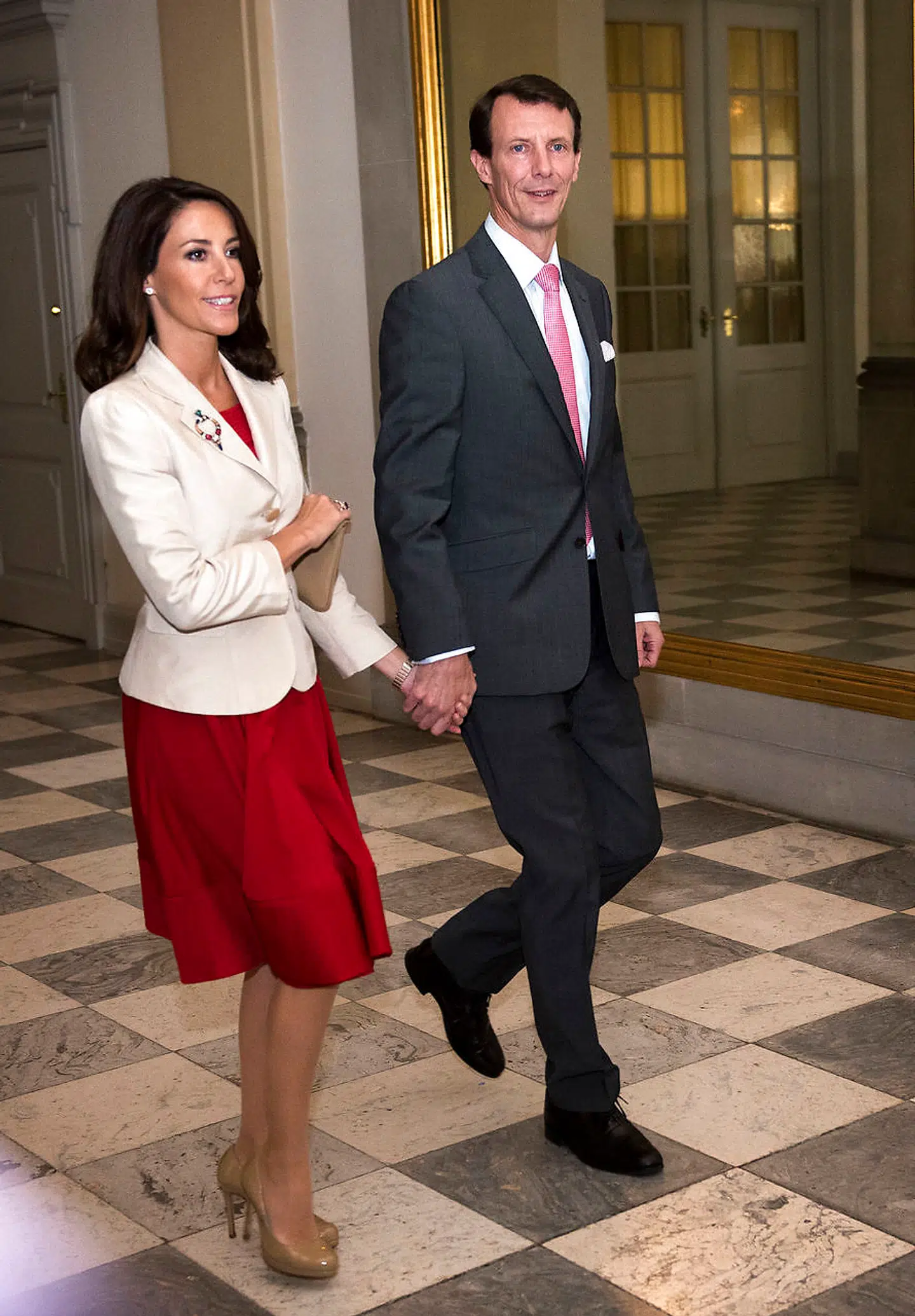 Prinsesse Marie og prins Joachim ankommer til Christiansborg i 2016. Hun har valgt en længde til omkring knæet. (Foto: Nils Meilvang/Scanpix 2016)