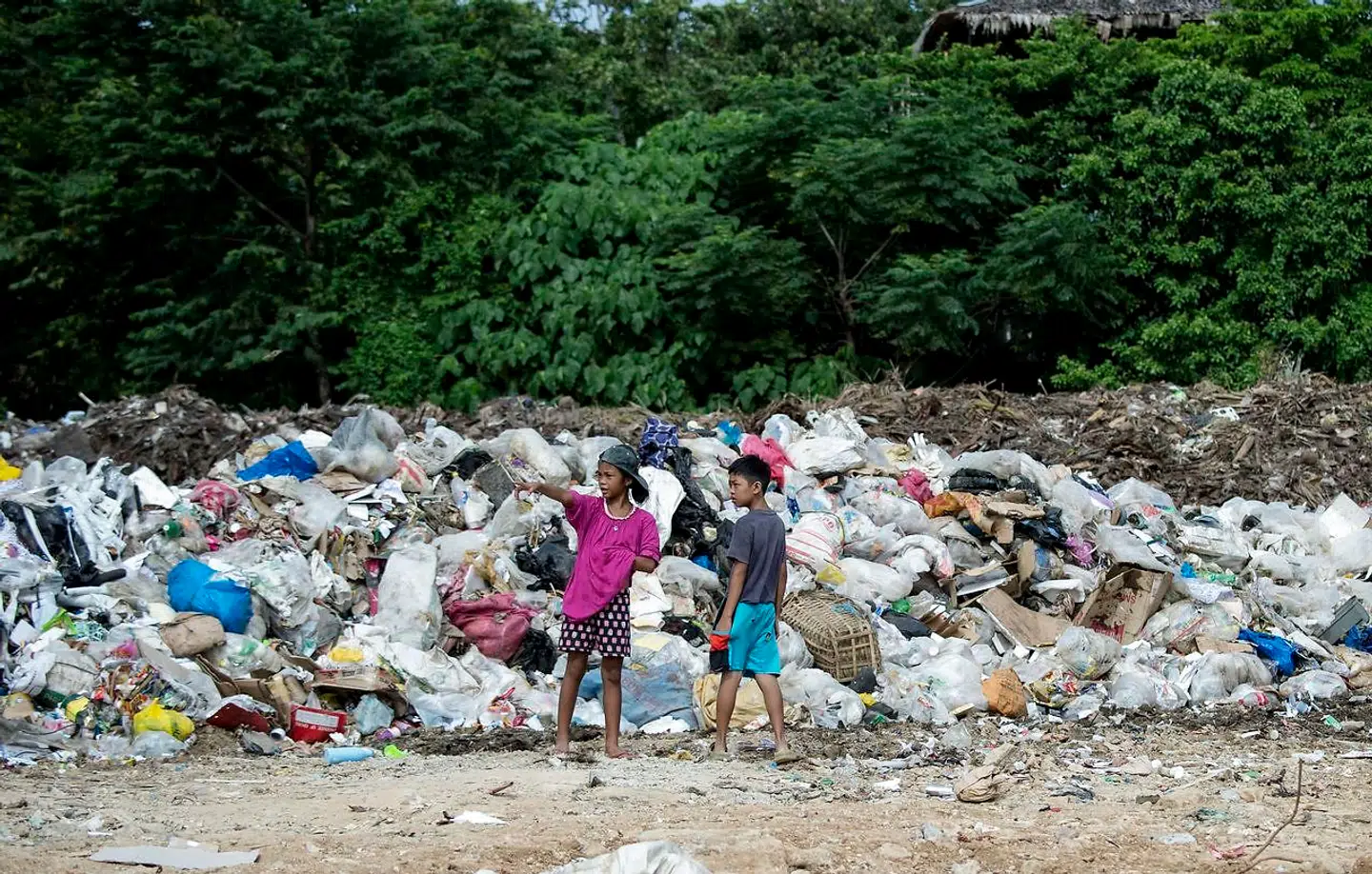 Sidste år lukkede den populære Fillippinske ferieø Boracay i seks måneder, da den ifølge borgmesteren var ved at »drukne i skrald«. På samme måde findes der skraldesæson på flere tropiske øer rundt i verden, når strømmen sender plastik rundt fra ø til ø.