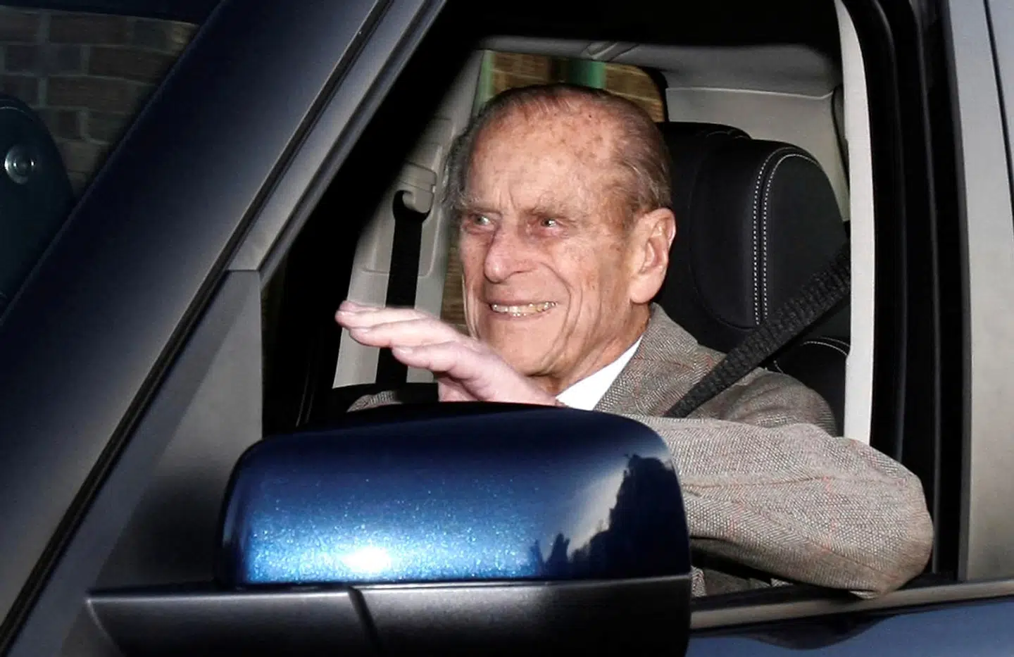 Prins Philip er kendt som en habil chauffør, men efter ulykken stiller flere spørgsmålstegn ved, hvorvidt han stadig selv burde sidde bag rattet. (Arkivfoto)