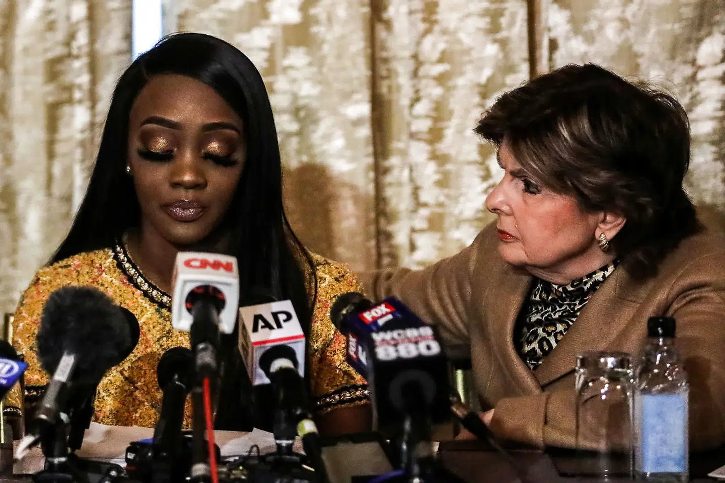 Faith Rodgers er en af de mange kvinder, der anklager sangeren R. Kelly for sex-overgreb. Ved hendes side ses advokaten Gloria Allred.