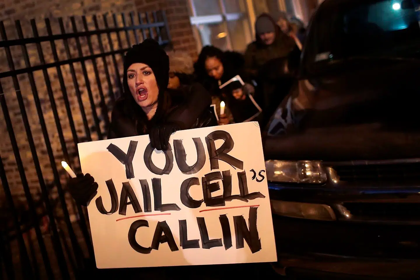 Demonstranter foran R. Kellys pladestudie i Chicago. Ifølge sagens anklager drev R. Kelly sin egen sexkult med mindreårige fanget bag murene i dette studie.