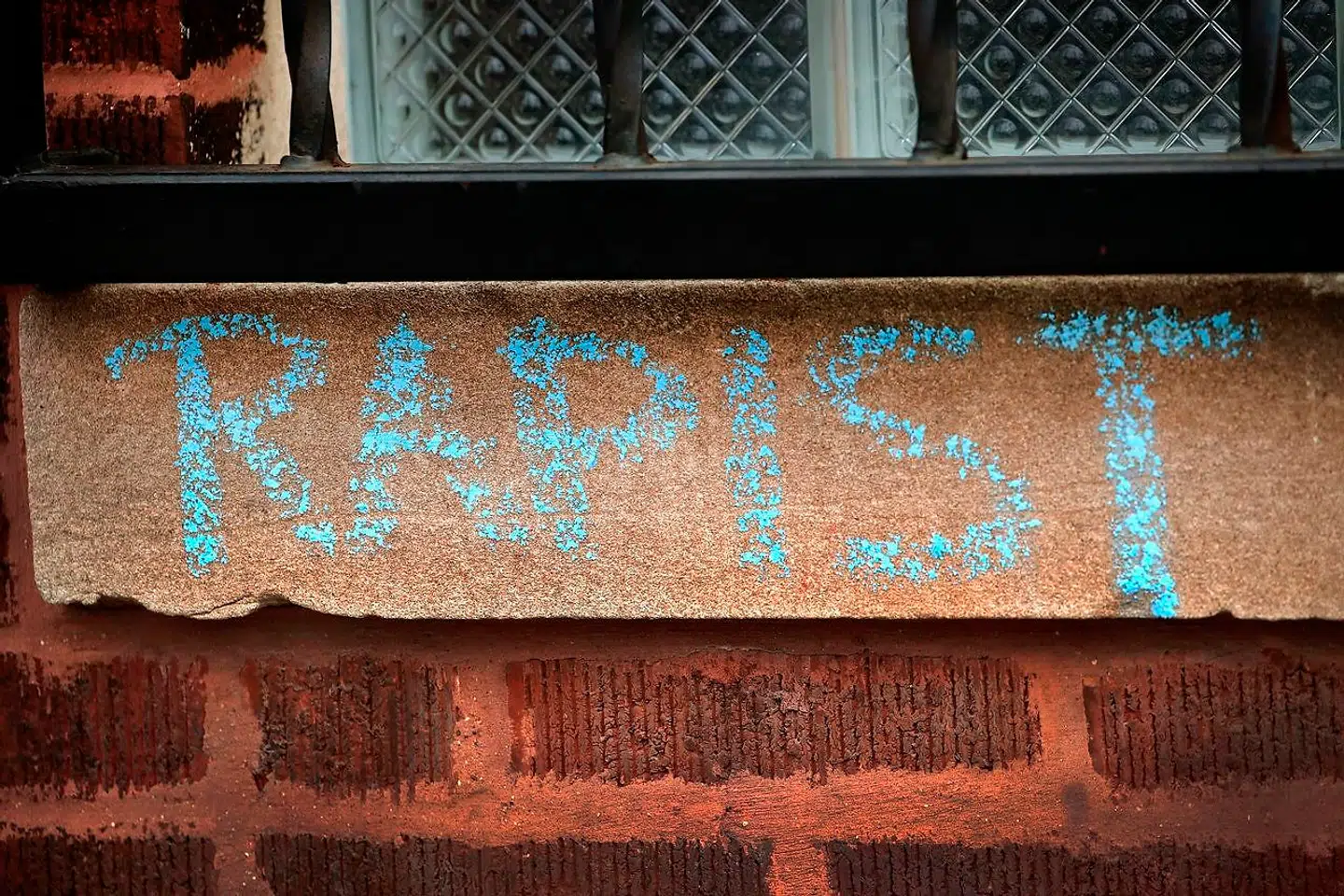 Graffiti med klart budskab. 'Rapist' (voldtægtsforbryder) har en eksfan skrevet på muren til R. Kellys pladestudie i Chicago.