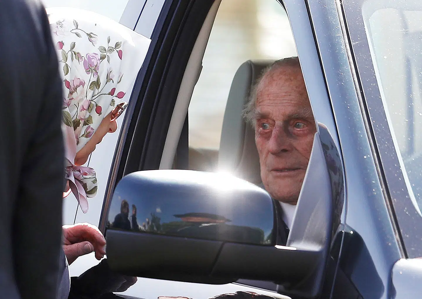 Dronningen Elizabeth taler med prins Philip i foråret 2018.