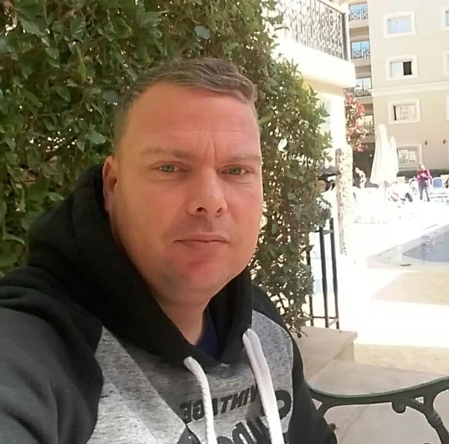 Jesper Jensen er gæst på det udskældte egyptiske lavprishotel i Hurghada, hvor to danskere døde kort efter hinanden.