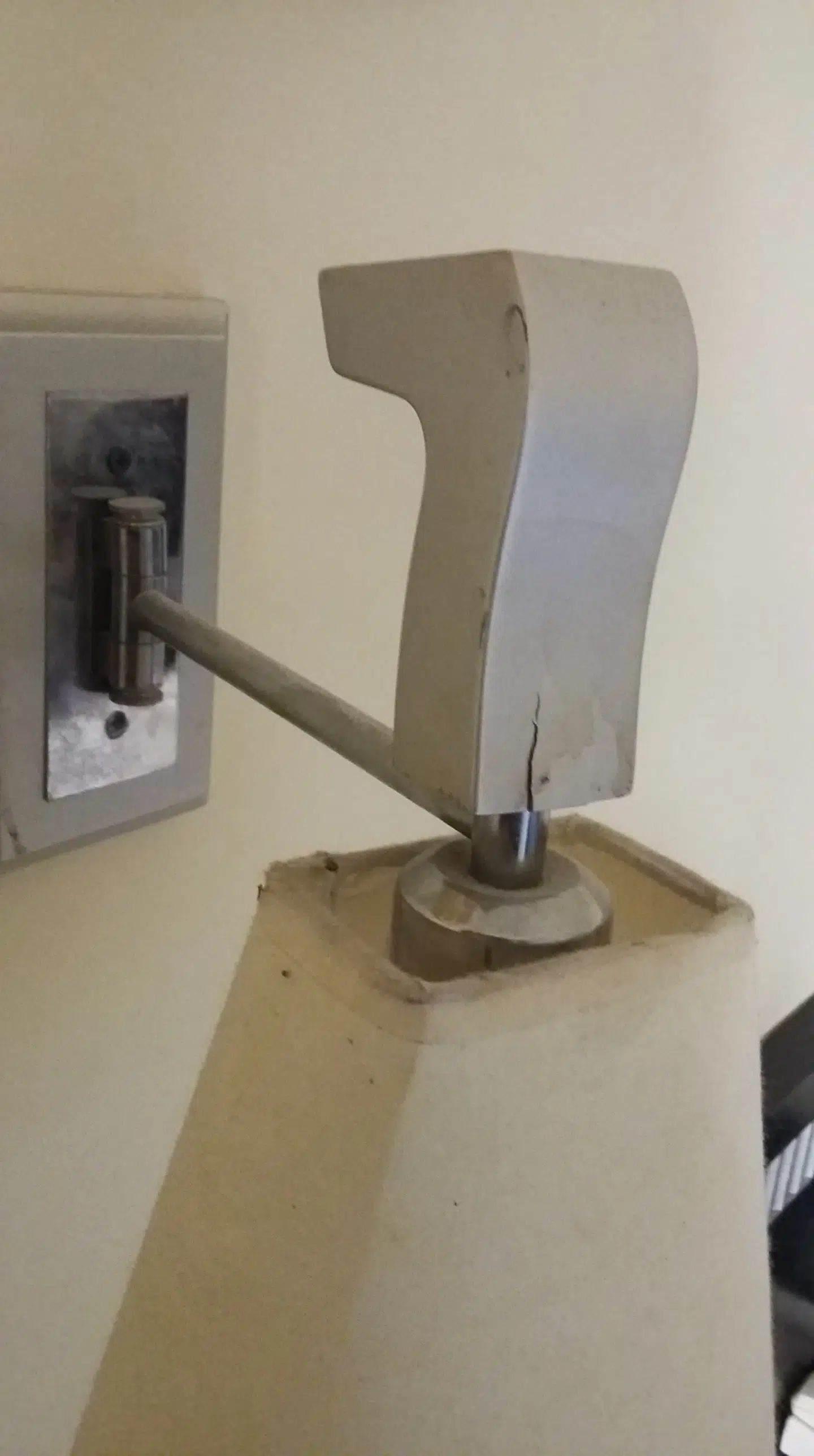 Jesper Jensen kalder forholdene på hotellet for uhygiejniske. Her er det toppen af en lampe, hvor der ses tydelig gammel støv og snavs. Privatfoto