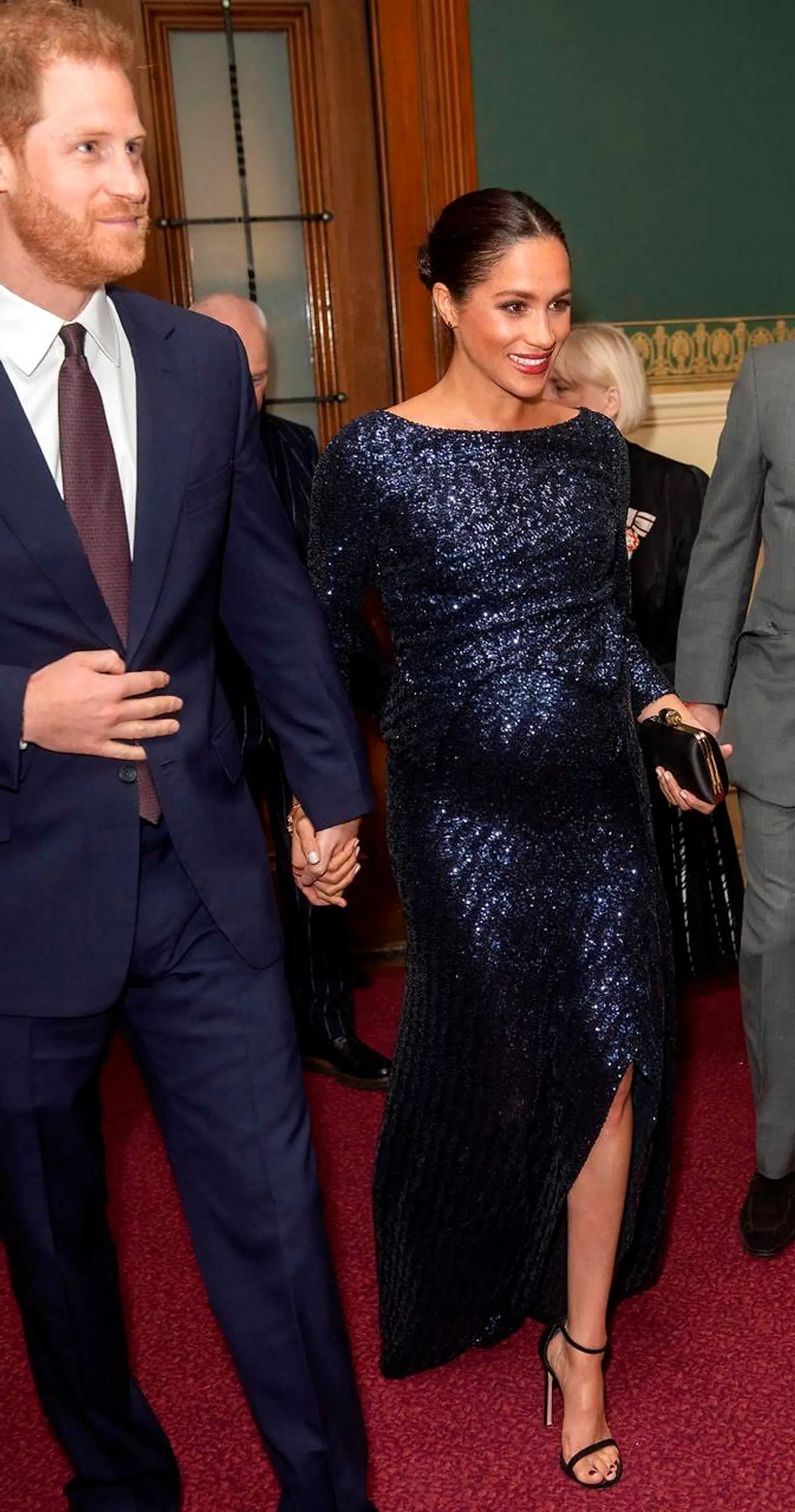 Det er hele tre retningslinjer for påklædning som engelsk kongelig, som Meghan, hertuginde af Sussex ikke følger. Hun har en sandal med kig til tæerne, hun bærer ikke strømpebukser og så har hun mærk neglelak på.