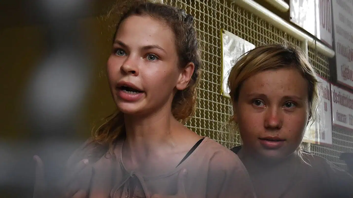 Anastasia Vashukevich (til venstre) ankommer til retsbygningen i Pattaya den 17. april 2018.