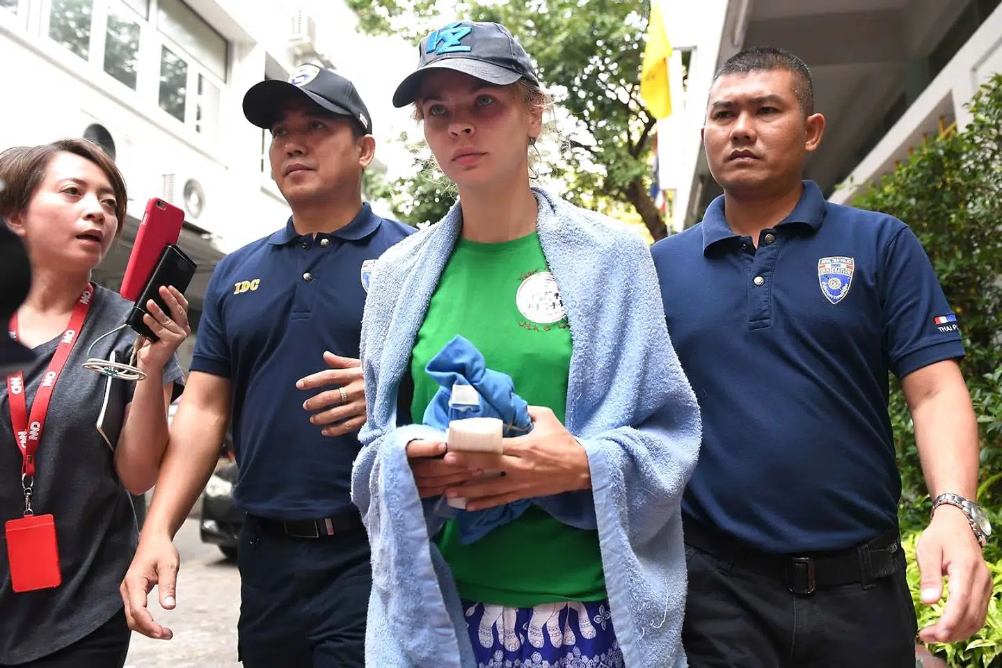 Anastasia Vashukevich (i midten) ankommmer til det thailandske immigrationsdepartement.