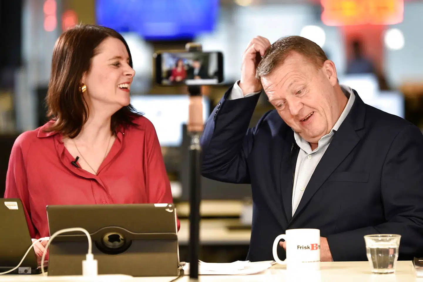 Statsminister Lars Løkke Rasmussen (V) på besøg hos B.T.s debatredaktør, Sanne Fahnø, for at svare på læsernes spørgsmål om den nye sundhedsreform. Foto: Nils Meilvang