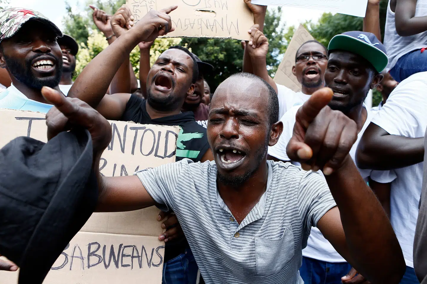 Mindst 68 er blevet behandlet for skudsår i Zimbabwe, hvor adskillige meldes dræbt, og hvor omkring 200 er blevet anholdt under protester mod benzinpriser. Phill Magakoe/Ritzau Scanpix