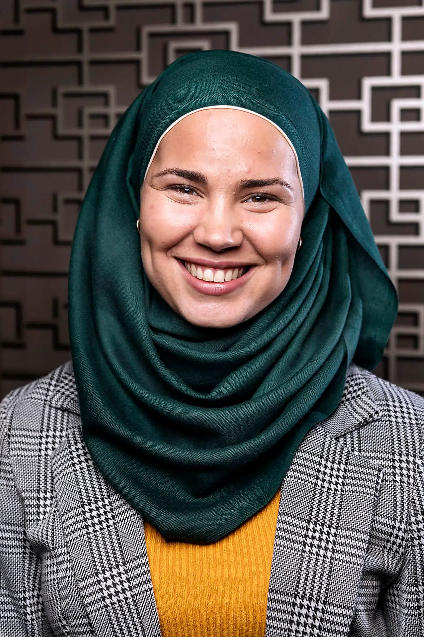 Iman Meskini far er fra Tunesien og hendes mor er fra Norge. Da hendes mor konverterede til Islam kort efter, hun mødte Iman Meskinis far, er den aktuelle forfatter vokset op i en muslimsk familie.