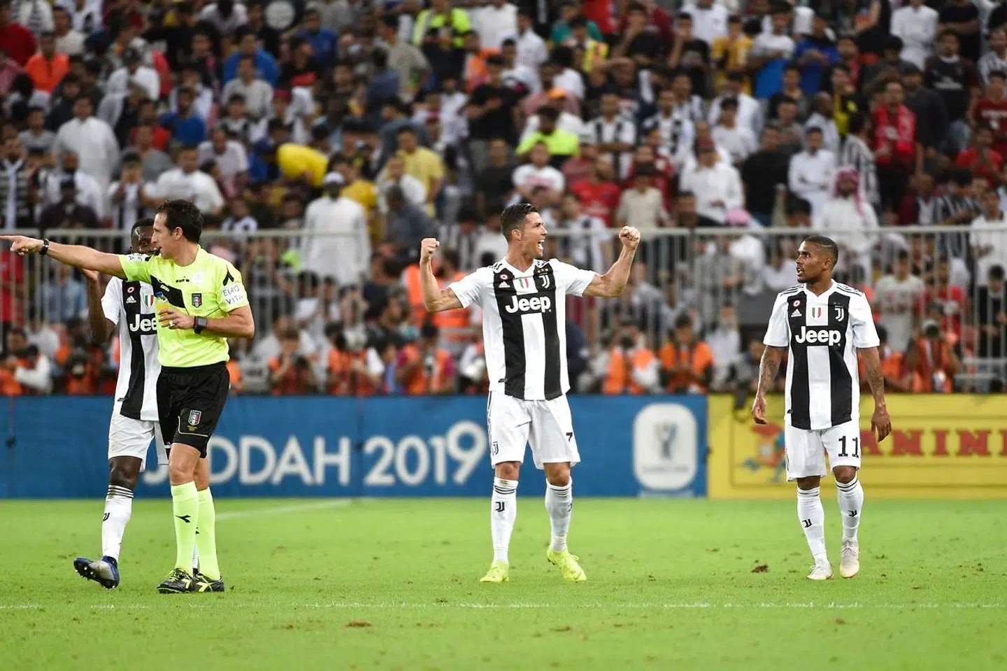 Juventus' Portuguese forward Cristiano Ronaldo (C) celebrates as the referee blows the final whistle during their Supercoppa Italiana final between Juventus and AC Milan at the King Abdullah Sports City Stadium in Jeddah on January 16, 2019. (Photo by Fayez Nureldine / AFP)