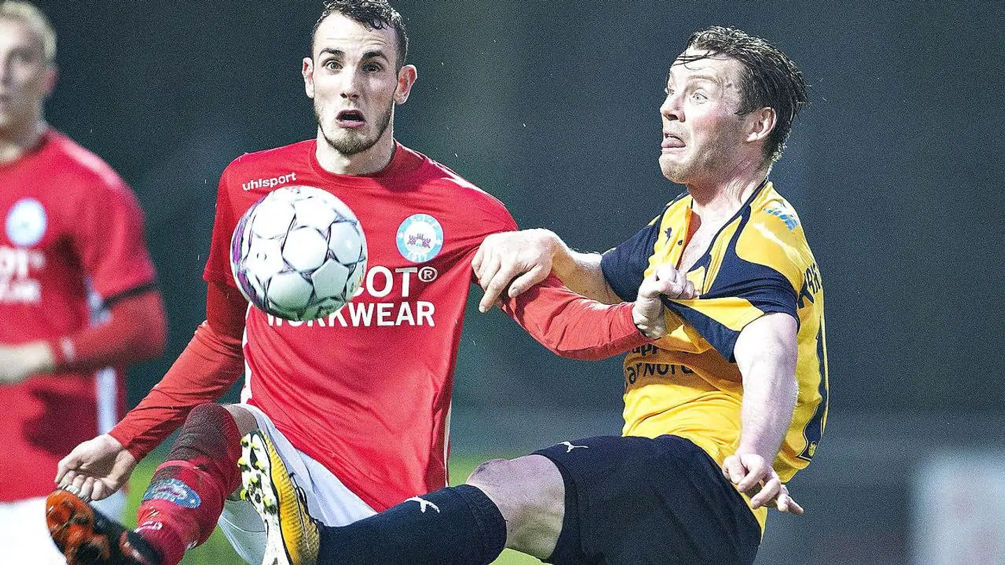 Silkeborgs Jens-Martin Gammelby (tv, som siden er skiftet til Brøndby) mod Hobros Pål Alexander Kirkevold (th) i sidste sæsons nedrykningsspil.