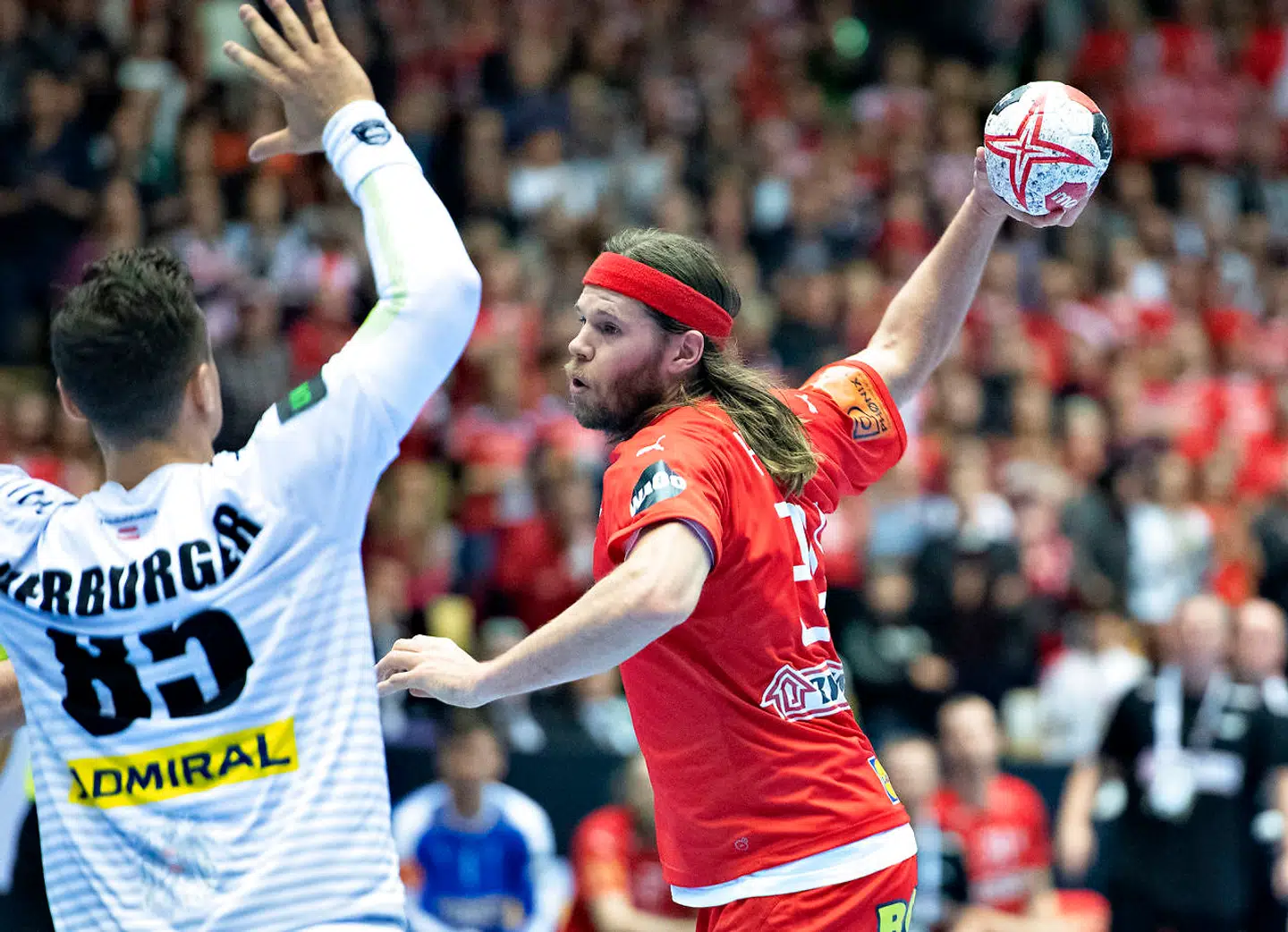 Mikkel Hansen i en skudsituation mod Østrig.