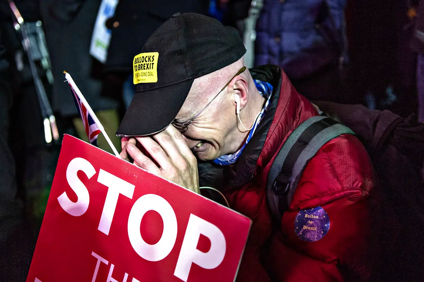 Tårer på gaden i London tirsdag aften efter det historiske nederlag til Theresa May. I hvert fald for denne demonstrant. Andre var jublende glade.