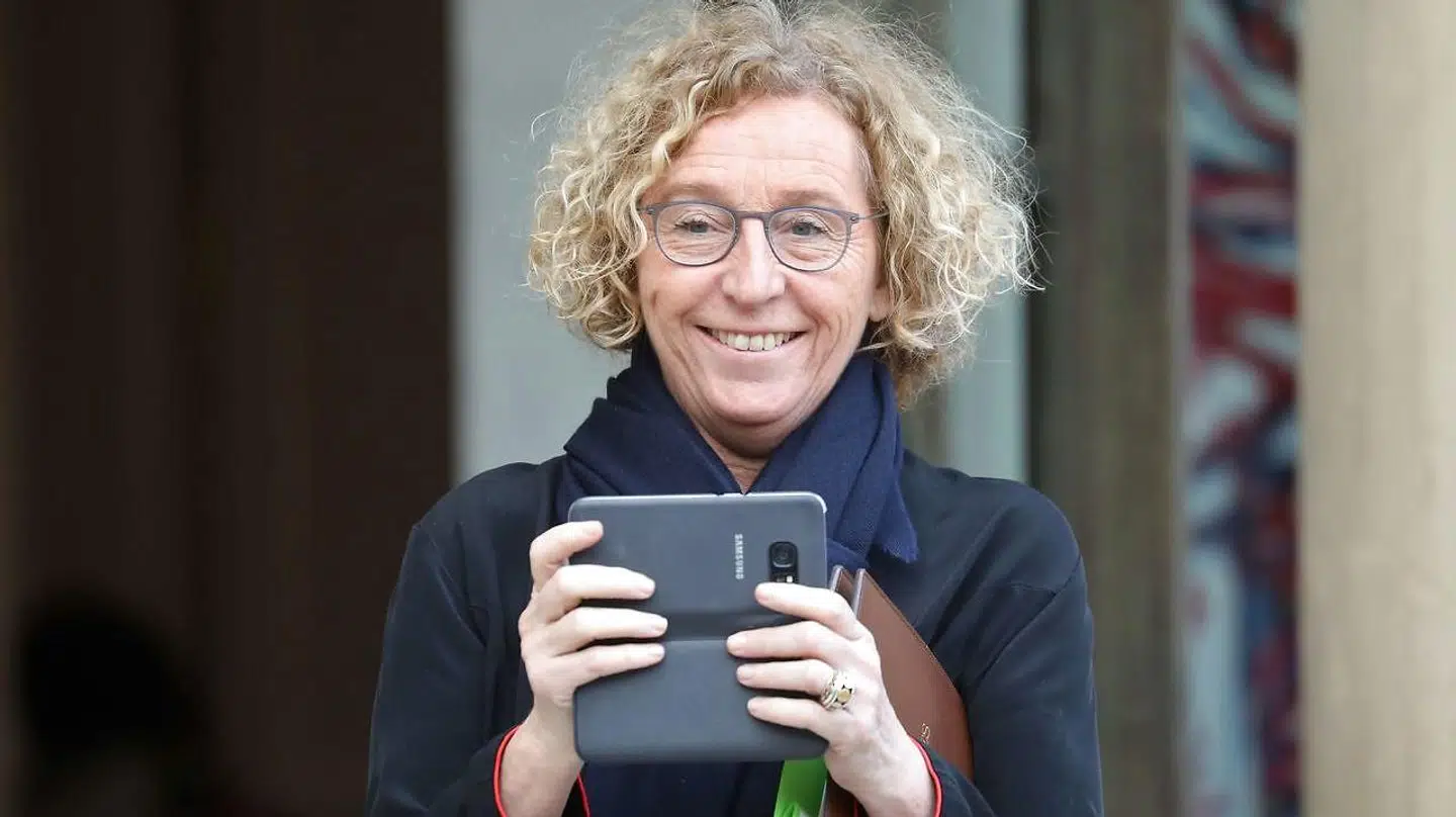 Den franske arbejdsminister Muriel Penicaud tager et billede med sin telefon i Paris. December 19, 2018. (Photo by LUDOVIC MARIN / AFP)