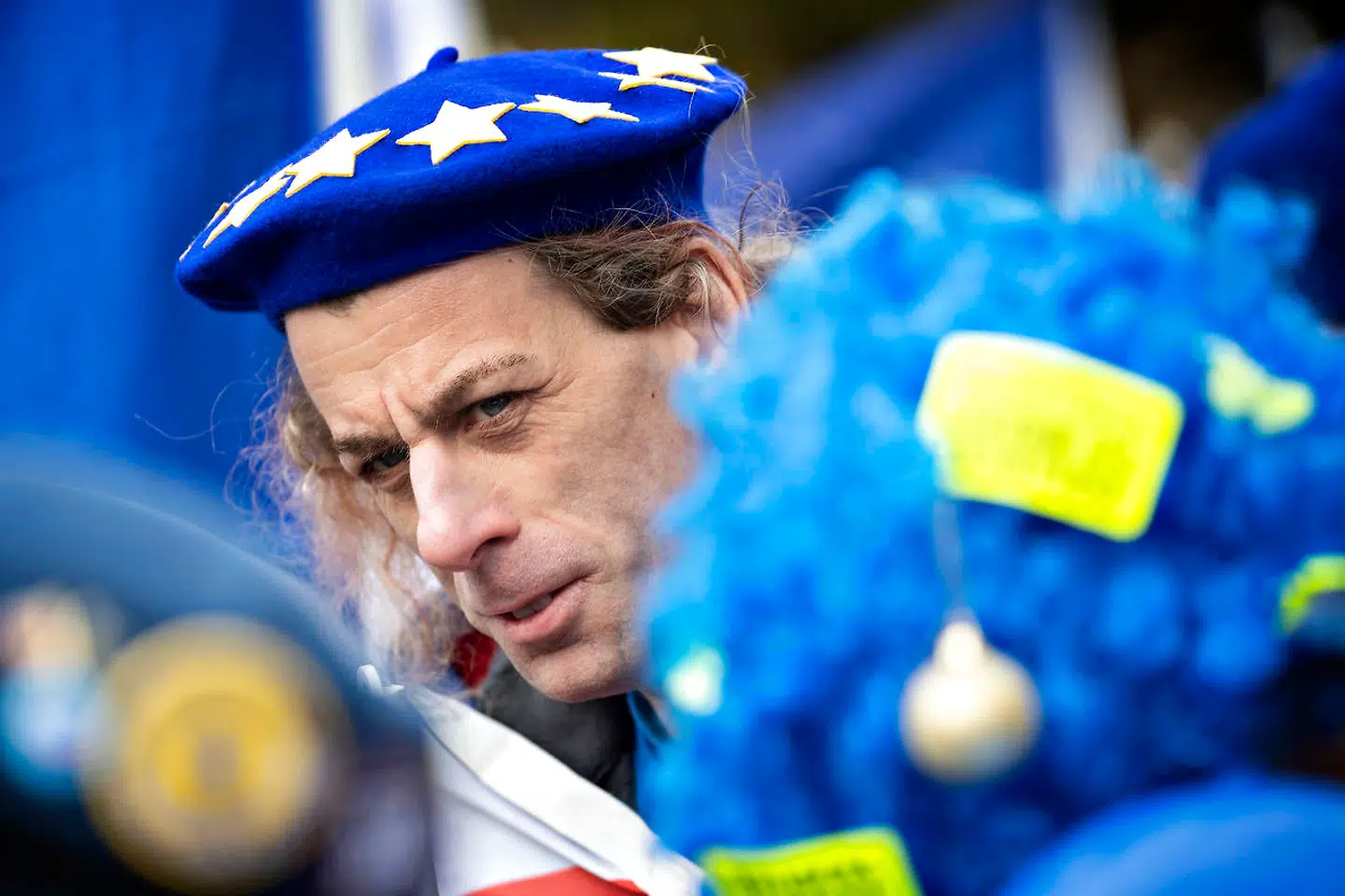 Mange briter har iklædt sig EU-farver, mens de demonstrerer for at Storbritanniens skal forblive EU-medlemmer.