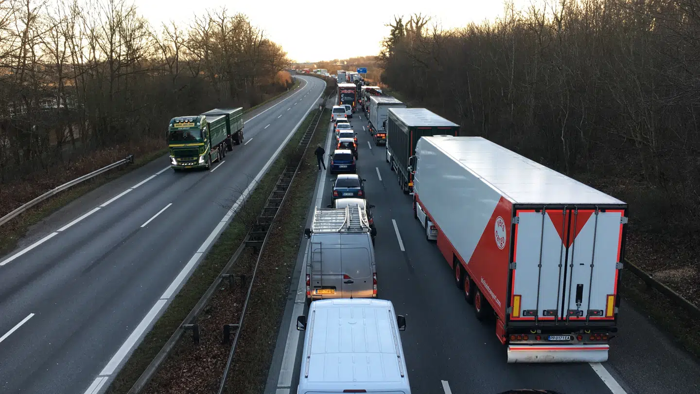 Der er massiv kødannelser på begge sider af broen. Her ses køen i Nyborg.