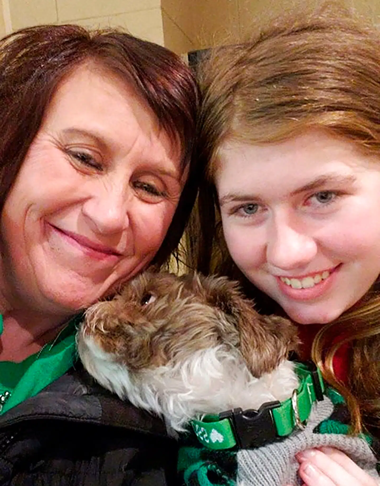 Jayme Closs fotograferet sammen med sin tante Jennifer Smith efter, hun er kommet hjem igen.