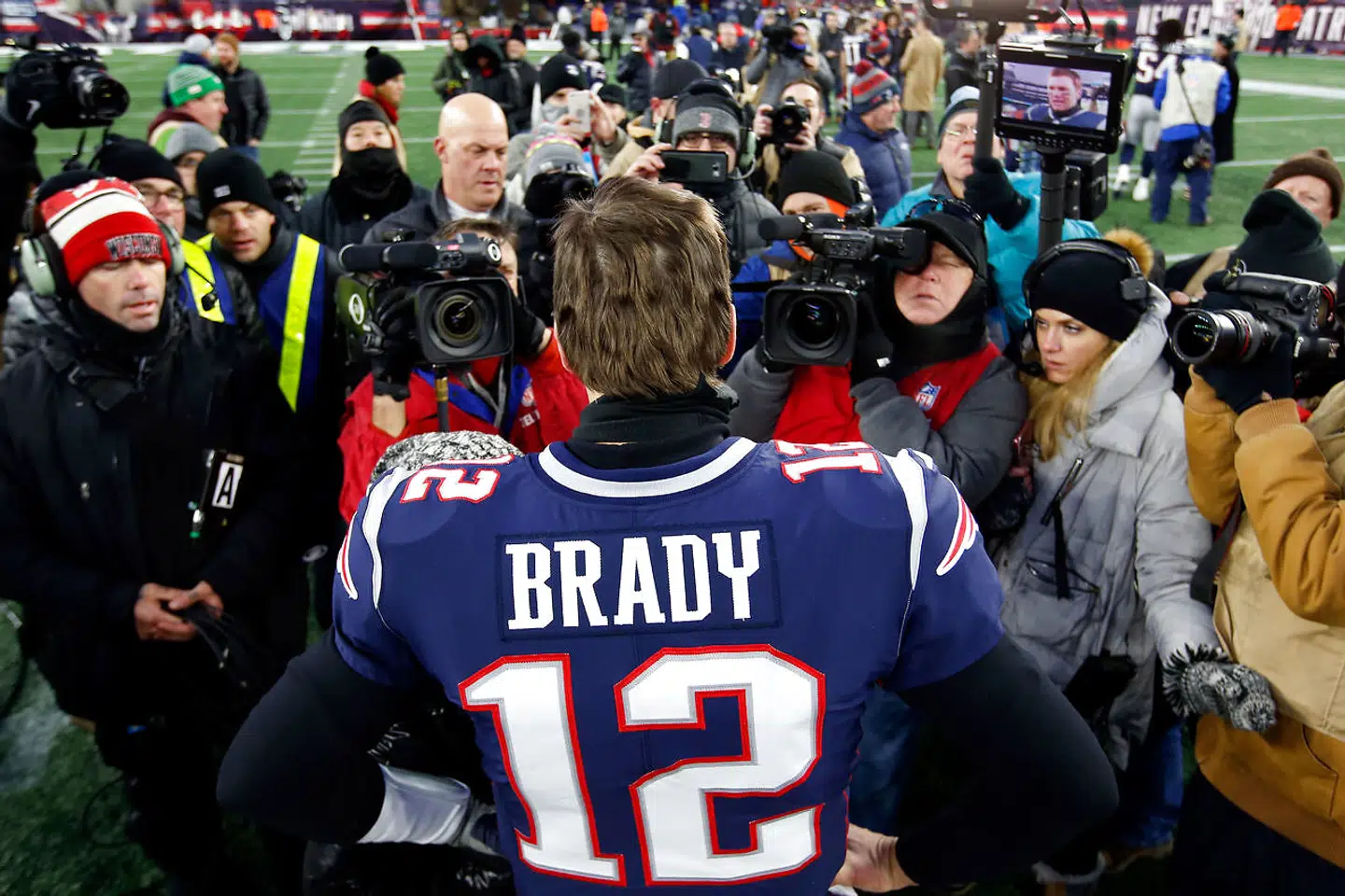 Tom Brady var i topform, da New England Patriots søndag avancerede i NFL-slutspillet med en storsejr.