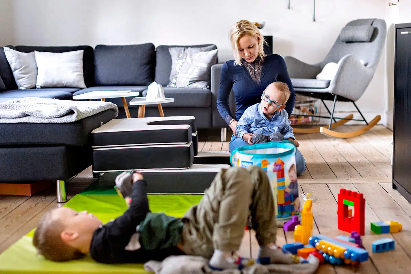 Stine Aagaard Hansen leger med Magnus i stuen i Korsør, mens storebror Noah på seks år leger med klodser.