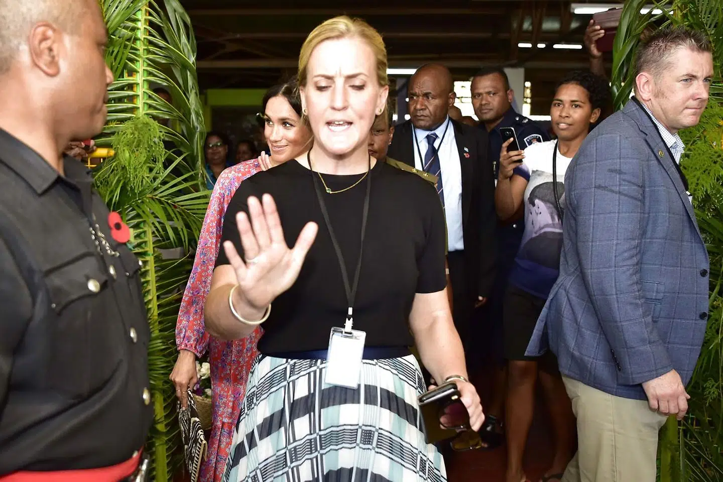 Meghan Markles kvindelige bodyguard besluttede af sikkerhedsmæssige årsager at afslutte et besøg på en markedsplads i Fiji før tid.