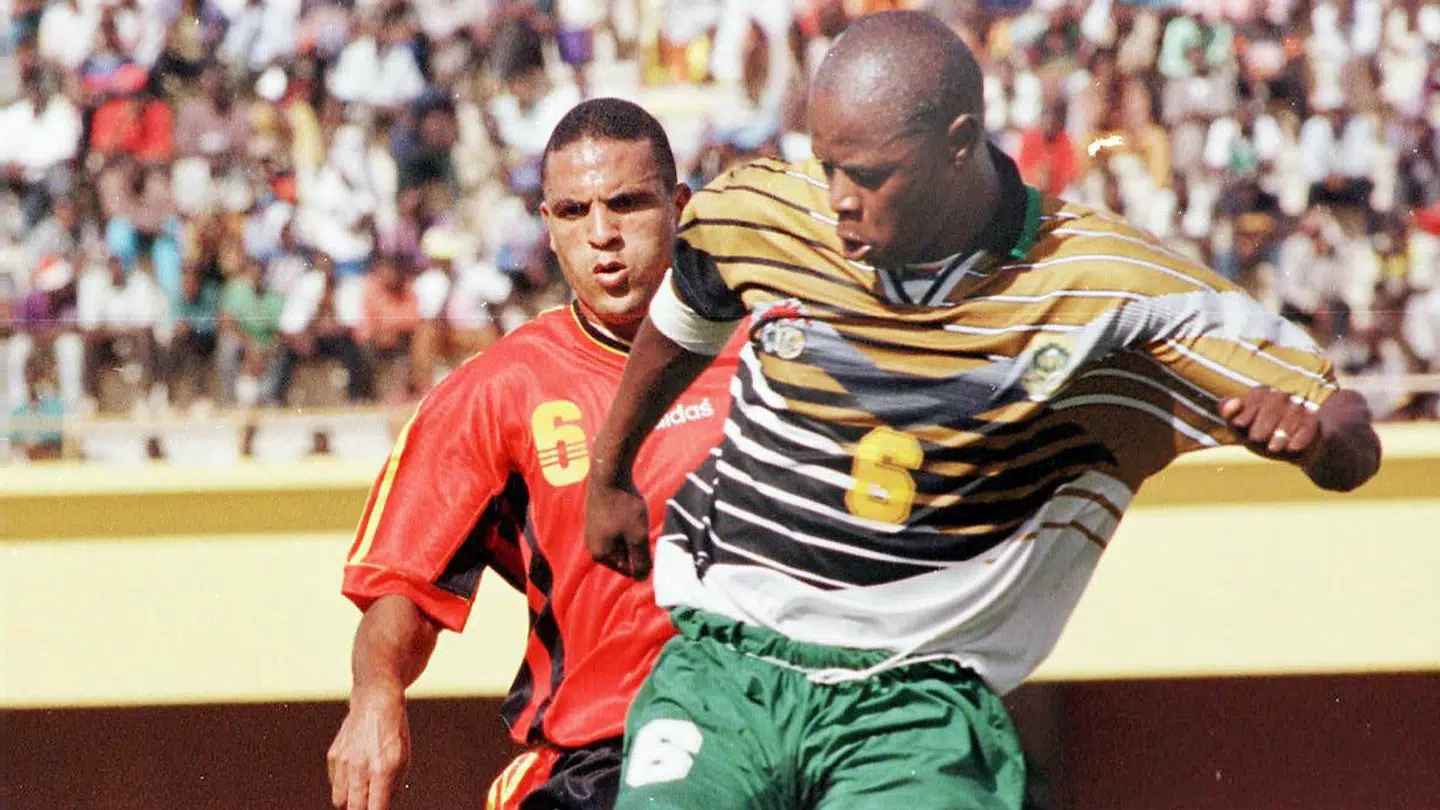Phil Masinga (th.) er død.