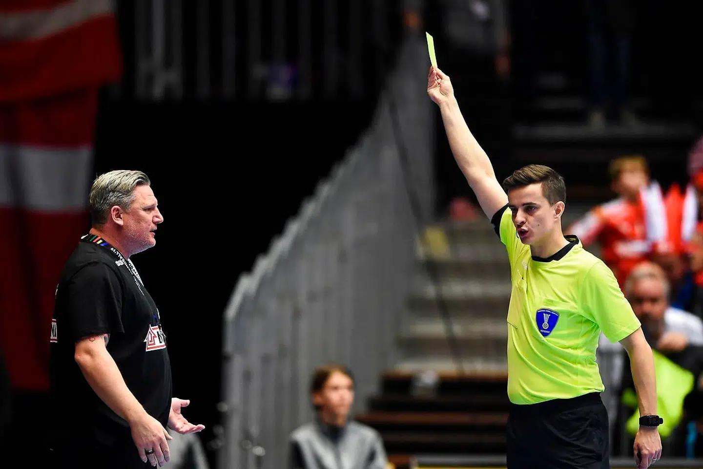 Nikolaj Jacobsen modtager et gult kort for at brokke sig over dommernes kendelser.