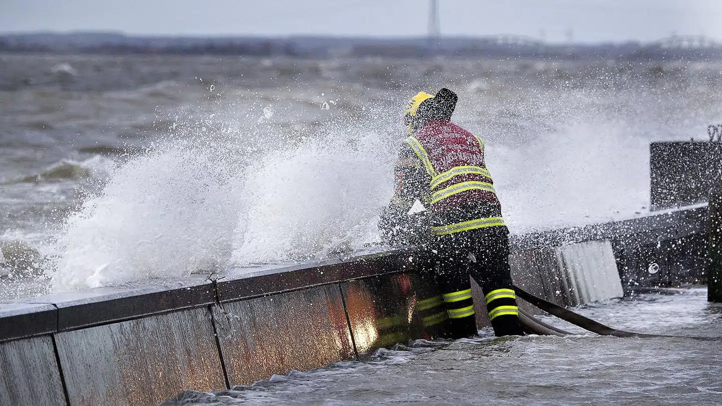 ARKIVFOTO. Forhøjet vandstand ved Nordsjællands kyst kan føre til kystnære oversvømmelser og betydelig skade på klitter, diger, havne og bygninger. Her ses
