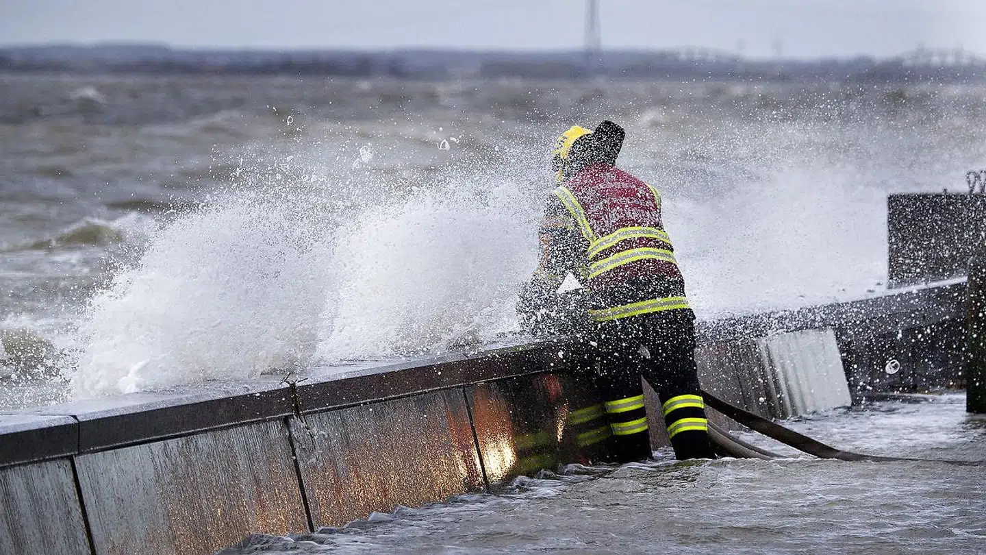 ARKIVFOTO. Forhøjet vandstand ved Nordsjællands kyst kan føre til kystnære oversvømmelser og betydelig skade på klitter, diger, havne og bygninger. Her ses