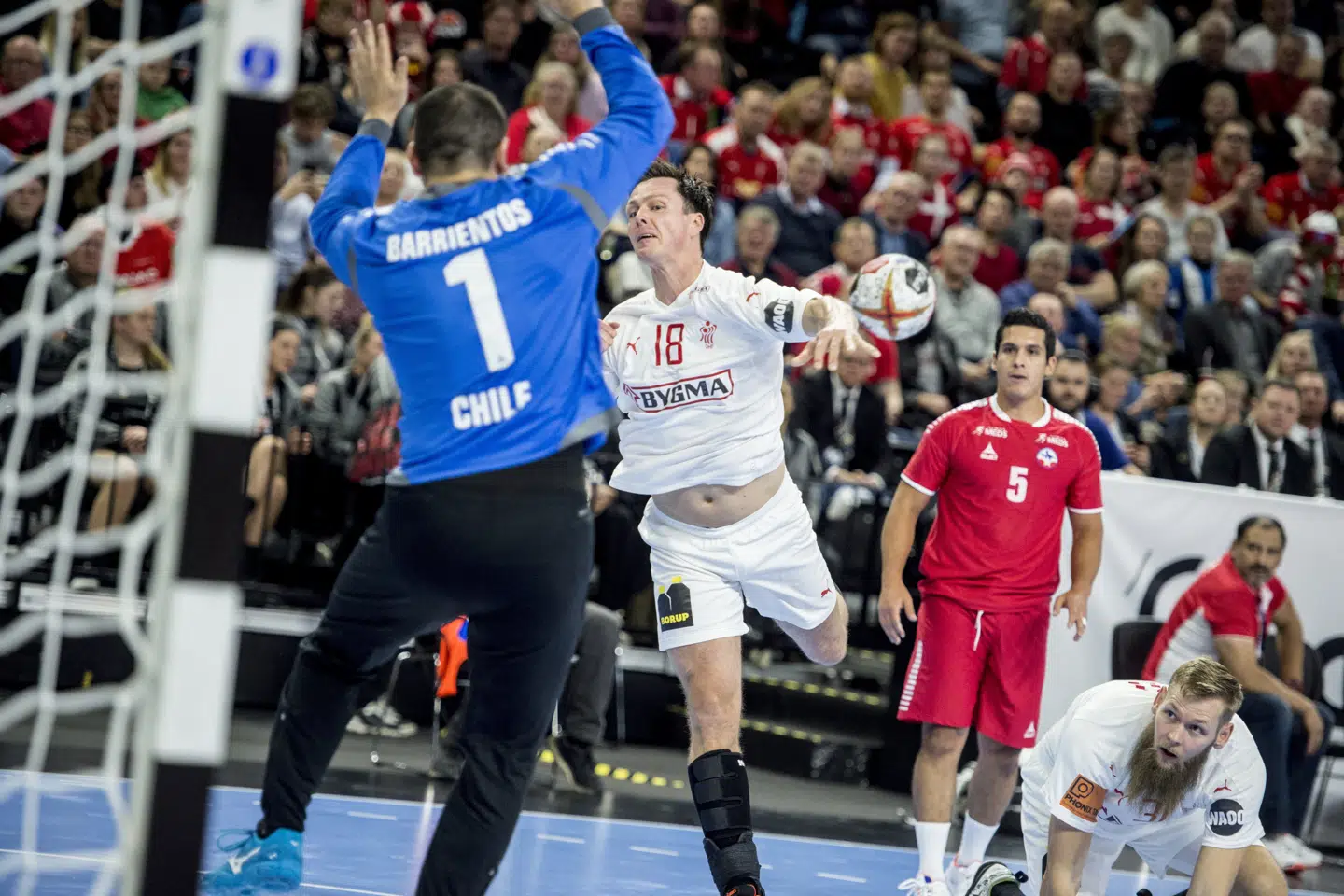 Hans Lindberg, som her ses skyde på mål mod Chile, er ude med en skade ved VM. Mads Claus Rasmussen/Ritzau Scanpix