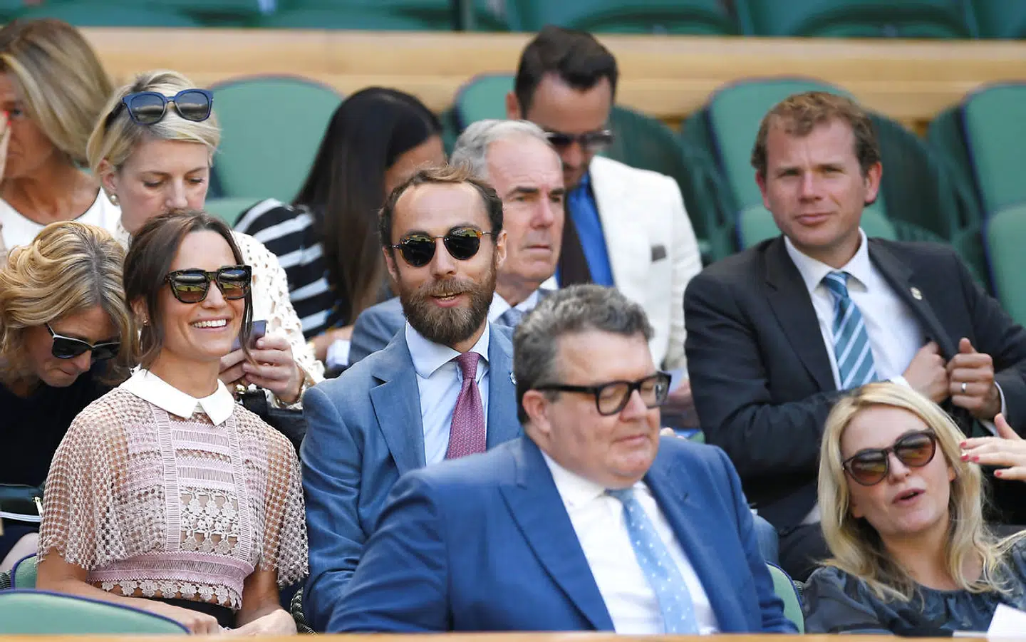 James Middleton og Pippa Middleton (tv.) som tilskuere til Wimbledon-turneringen i London. 5. juli 2017.