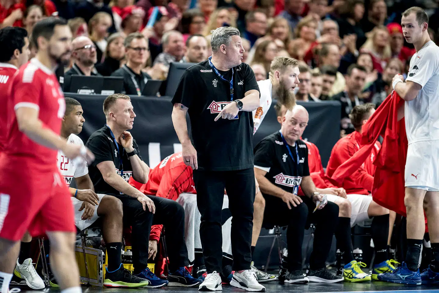 Nikolaj Jacbosen på sidelinjen i VM-åbningskampen.