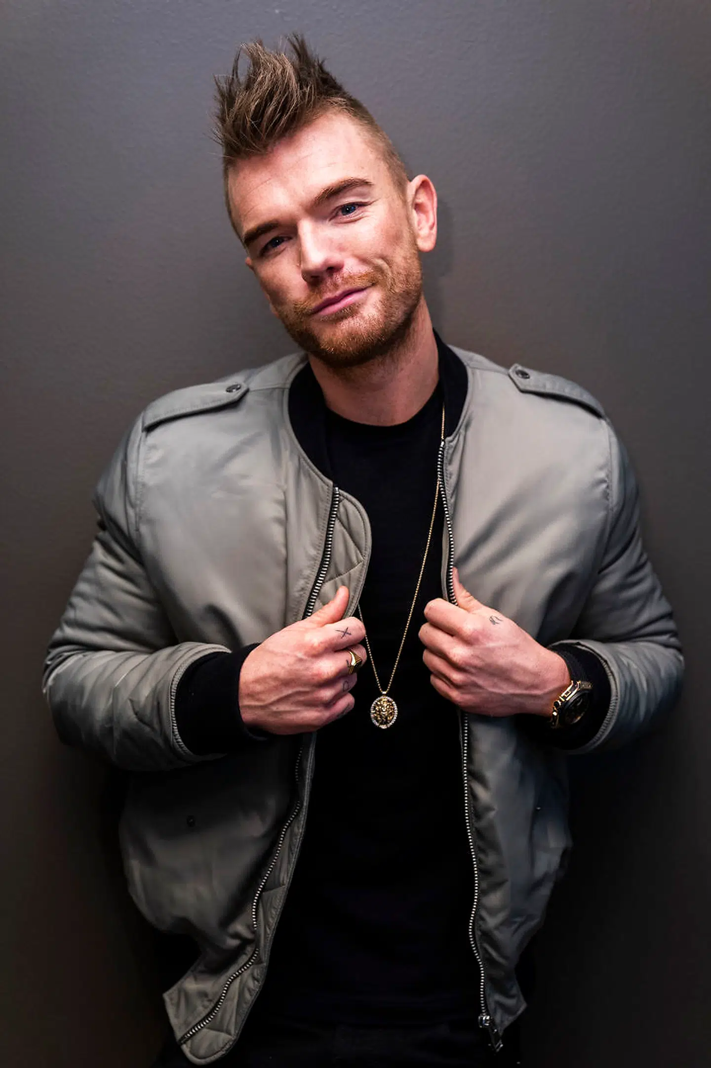 34-årige Ankerstjerne er sanger, rapper, sangskriver og producer. Han har arbejdet sammen med stjerner som Burhan G, Rasmus Seebach og Xander og har to gange vundet prisen for Årets danske sangskriver ved Danish Music Awards.