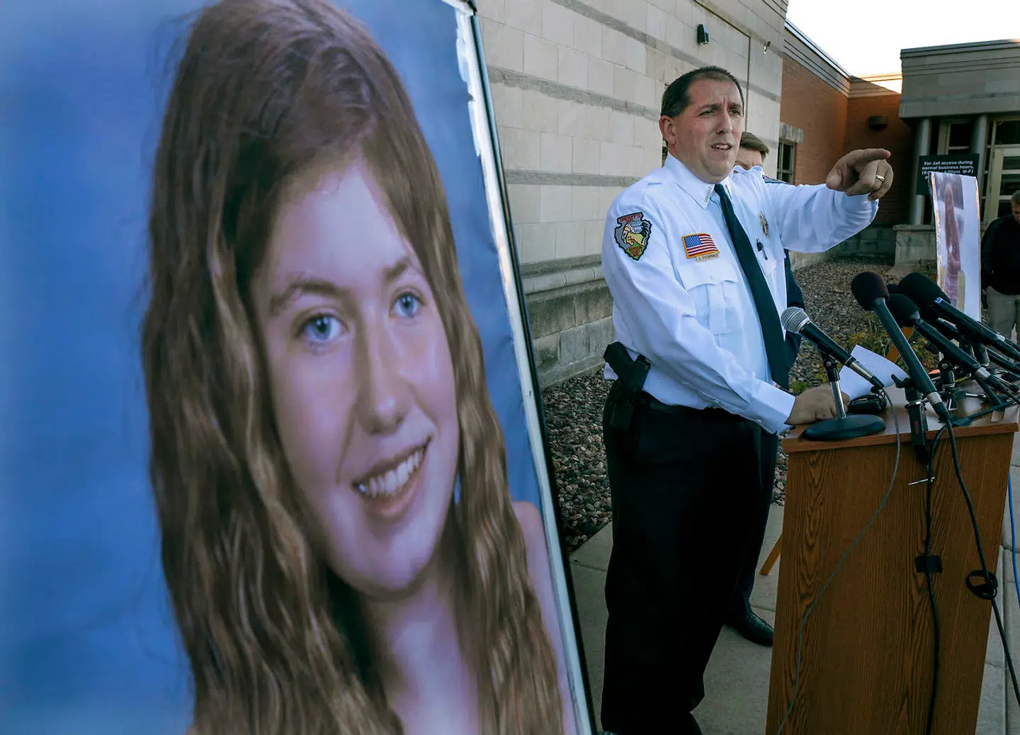 Sheriffen i Barron County, Chris Fitzgerald, taler under en pressekonference om den 13-årige Jayme Closs.