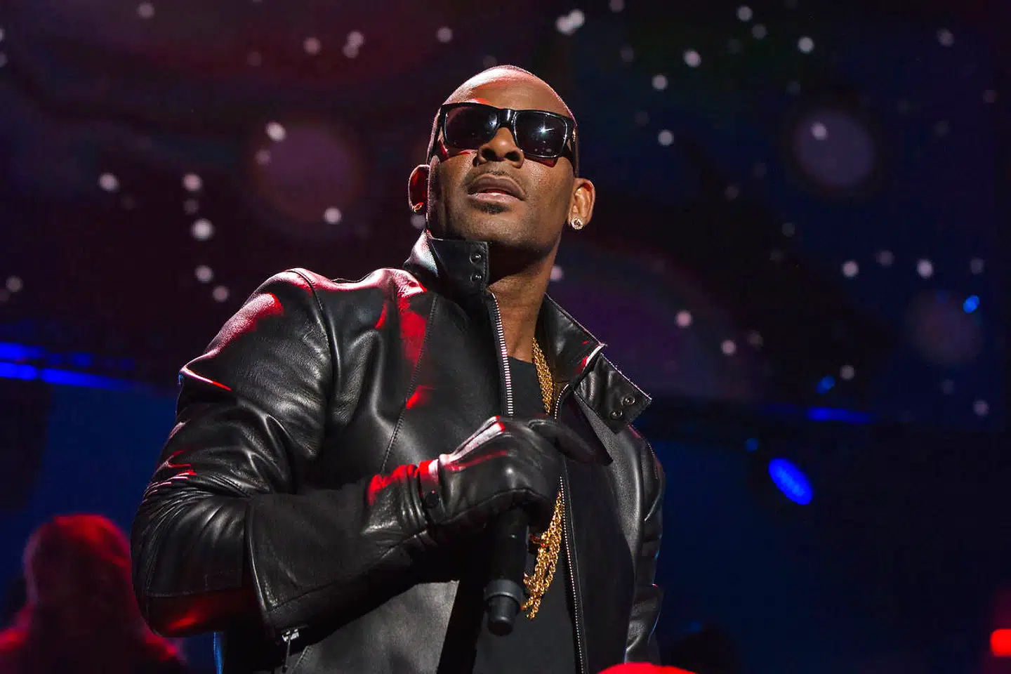 Han benægter hårdnakket alle anklager om sexmisbrug og siger, at han ikke har set TV-dokumentaren »Surviving R. Kelly«. Han siger til gossipsitet TMZ, at han har tænkt sig at sagsøge de medvirkende i dokumentaren.