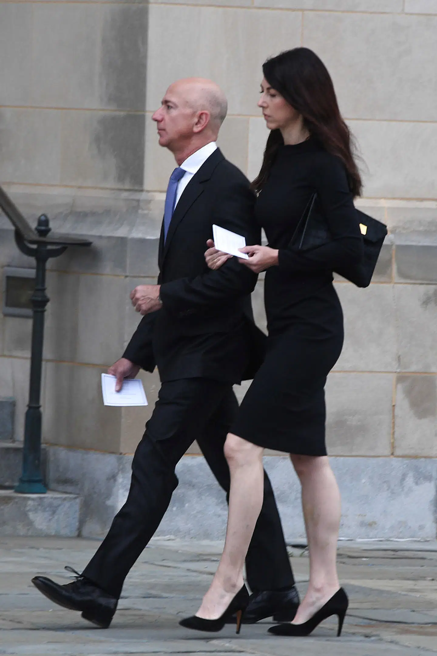 Det tidligere Bezos-ægtepar på vej til senator John McCains begravelse. der har været flere billeder i pressen, hvor de så meget forelskede ud for et par år siden. De skilles nu som venner. (Photo by Jim WATSON / AFP)