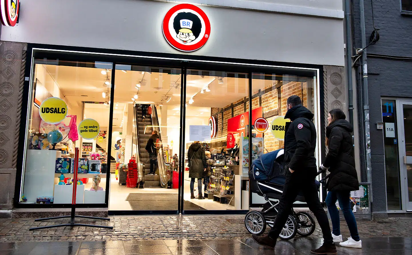 Torsdag aften den 10. januar lukker de sidste BR og Toys'R'Us legetøjsbutikker. Alle medarbjederne er fritstillet. Her forretningen i Algade i Aalborg før Top-Toy gik konkurs.