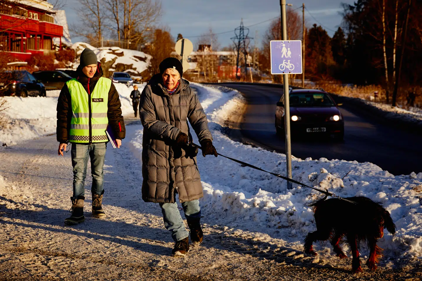 Alle forbipasserende bliver udspurgt af politiet.