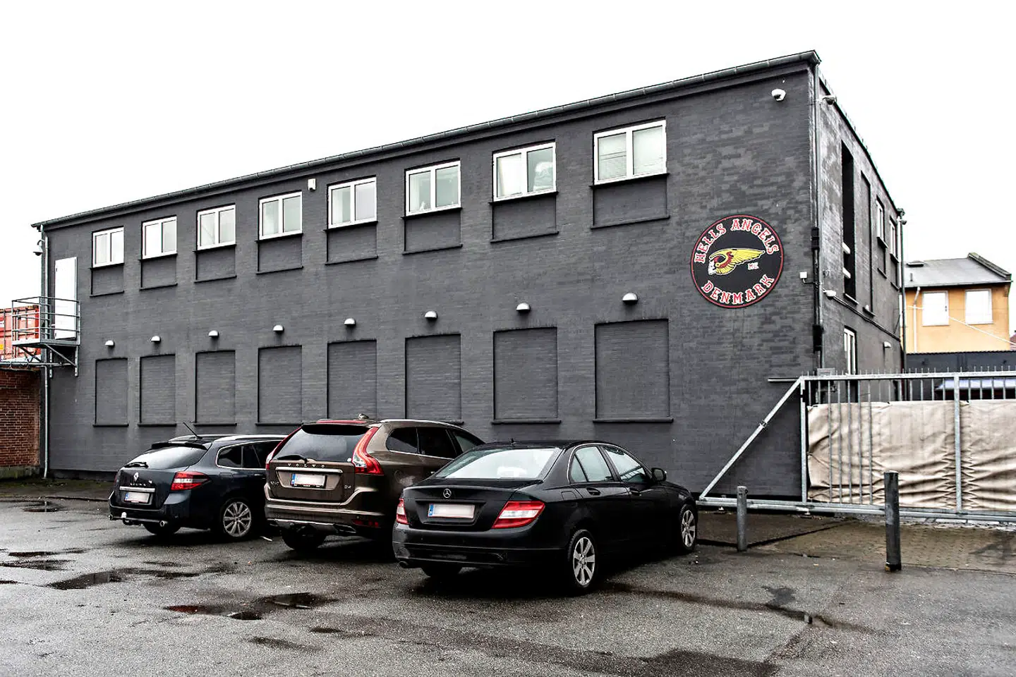Hells Angels' topsikrede rockerborg på Siljangade på Amager. Vinduer er muret til, og der er opført jernport og pullerter.
