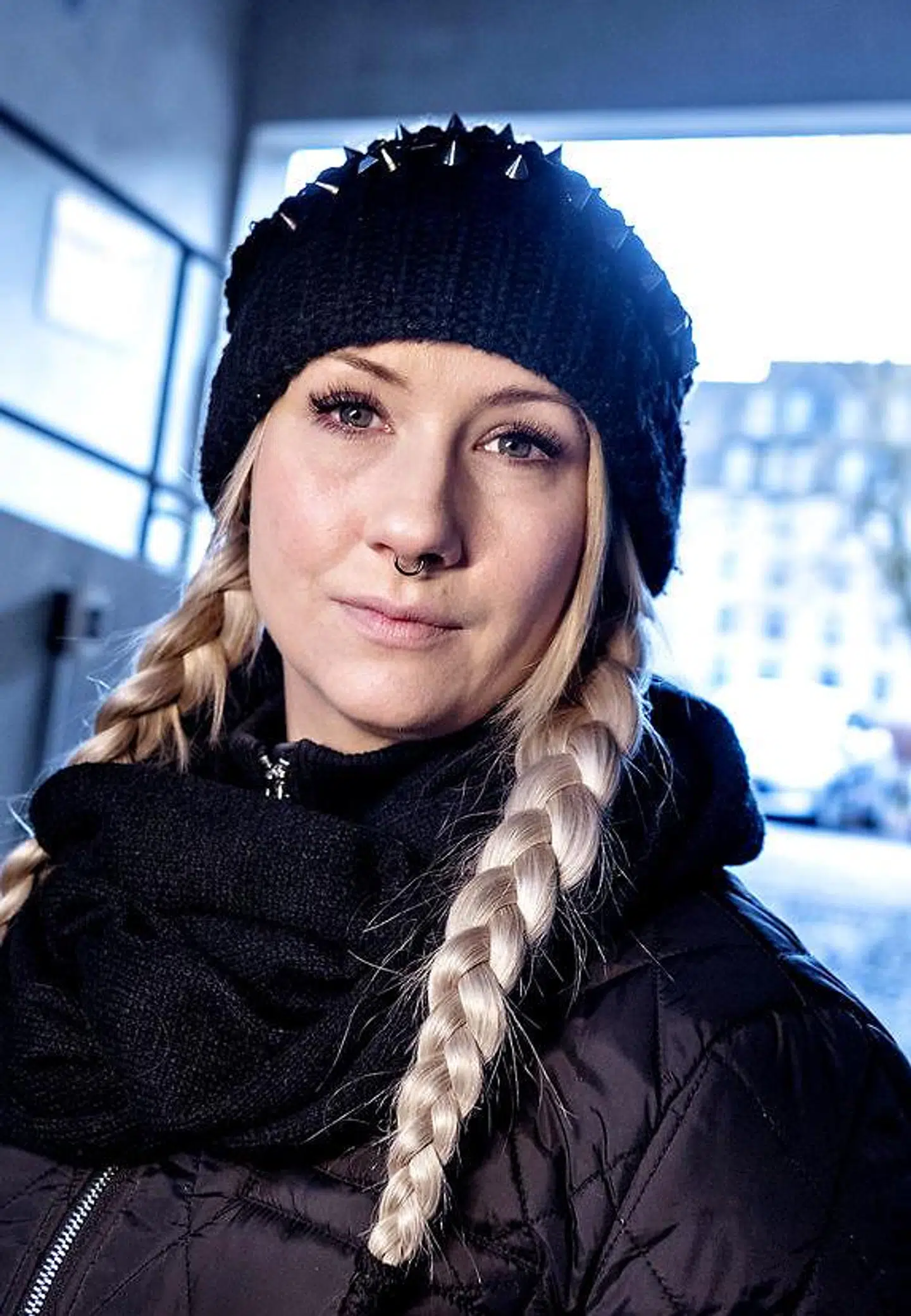 Kristine Kold er mor til David på 12 år, der er autist og ofte bliver kørt i taxa. Sønnen har oplevet, at chaufføren kom op og slås. En anden gang satte chaufføren ham af midt på gaden.