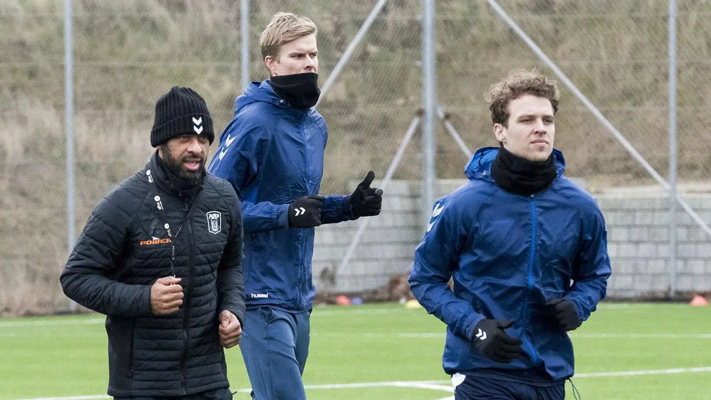 AGF-træner David Nielsen med nyindkøbene Alexander Munksgaard og Frederik Tingager.