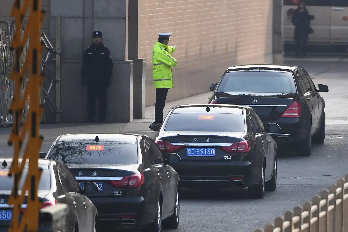 Den nordkoreanske leder, Kim Jong Un har foretaget et diskret to-dages besøg i Kina. Besøget var ikke blevet omtalt på forhånd, og det har været omgærdet af hemmelighedsfuldhed. Kims bil og hans eskorte samt hans specialbyggede tog er blevet fulgt af journalister, men der er ikke oplyst detaljer om hans møder eller om hans drøftelser med præsident Xi Jinping. Greg Baker/Ritzau Scanpix