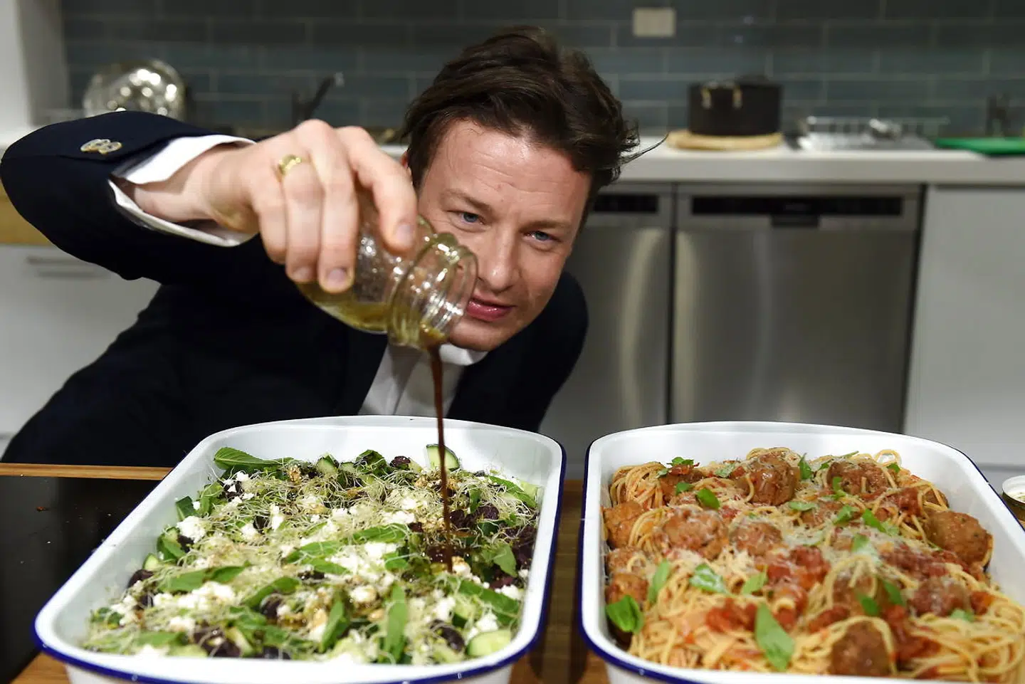Jamie Oliver er kendt som en dybt entusiatisk og sprudlende tv-kok. De seneste år har dog været hårde.