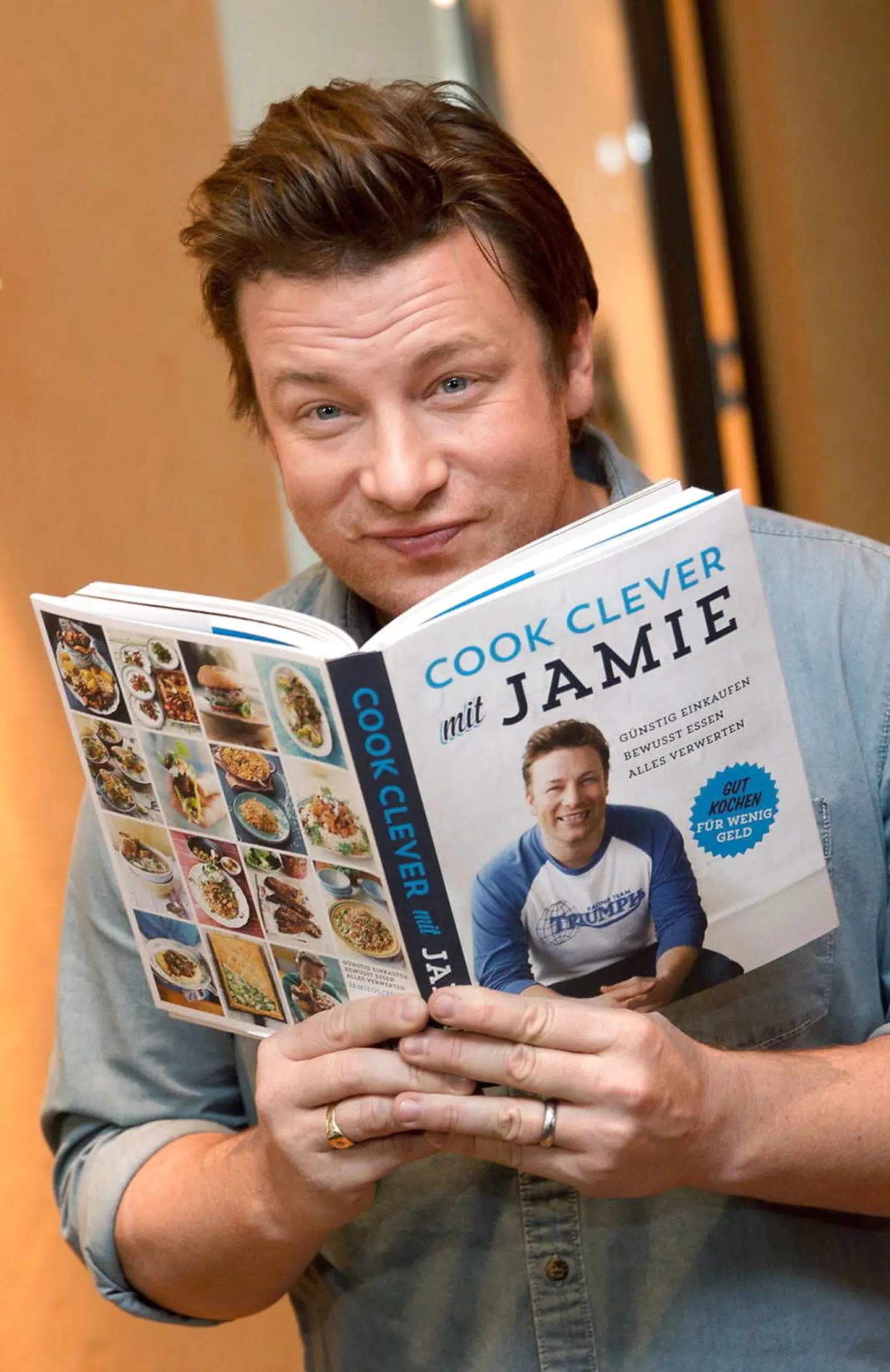 På trods af konkurser i hans restaurantkæder tjener Jamie Oliver fortsat solidt på salg af kogebøger og diverse andre forretninger.